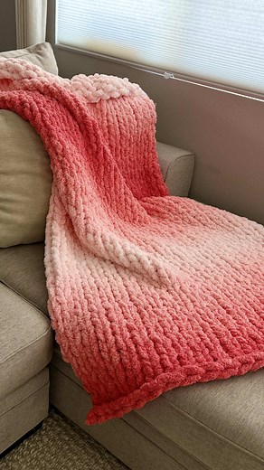 Ombré chunky yarn in coral! It’s so pretty and soft. #chunkyknitblanket #handknittutorial #fingerknitting #chenilleblanket #diyhomedecor