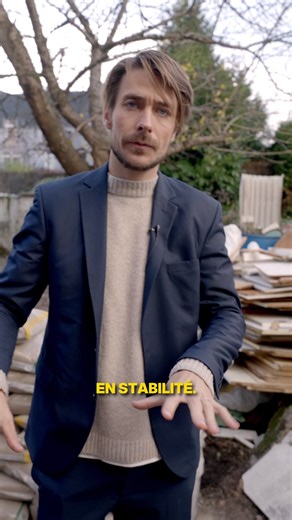 Pas de béton ici, mais des fondations d'époque faites de gros cailloux ! 🧐 Pour la reconstruction de cette annexe, la priorité est la stabilité. Contrairement aux idées reçues, une fondation fragile risque surtout de glisser. Heureusement, pas besoin de micro-pieux sur ce projet spécifique. Rendez-vous vendredi avec l'ingénieur en stabilité la procédure exacte !