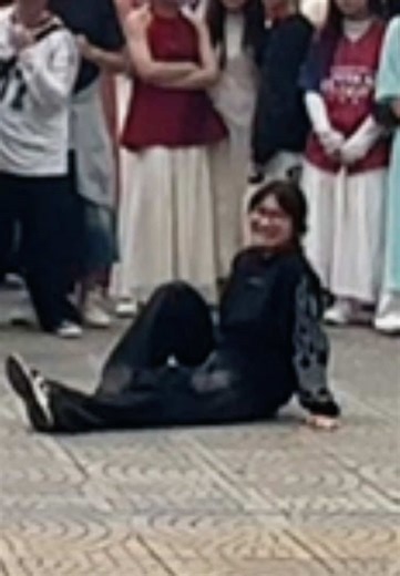 Không giắt là nó xoay 180 độ trên nền đất rồi. Quê vãi [1004 RANDOM DANCE] In Bloom - ZB1 #zb1 #inbloom #randomdance #1004TEAM