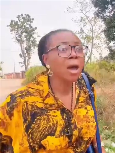 👉 Le Fou L’a Fait Disparaître… Pour Lui Sauver La Vie ! 😱 Elle voulait simplement aider un fou en lui donnant de l’argent… Mais en quelques secondes, tout bascule. Le fou la rend mystérieusement minuscule et la fait disparaître dans un pneu spirituel. Pendant qu’il joue comme si de rien n’était, de dangereux ritualistes arrivent à sa recherche… car la femme était en grave danger. Ce que personne ne savait, c’est que cet homme considéré comme fou cachait en réalité un secret incroyable. Parfois