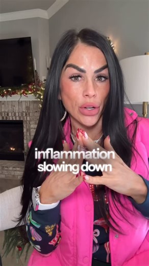 Jaci | Women’s Hormone & Metabolism Coach 💎 on Instagram: "Inflammation shows up everywhere your body feels stressed, unsafe, or overloaded and most women have no idea that these everyday habits are what trigger it. Here is what actually drives inflammation: Chronic stress keeps cortisol high → slows digestion → disrupts gut bacteria → weakens the gut lining → inflammation rises. Under-eating or restrictive dieting signals survival mode → slows metabolism → lowers stomach acid → weakens digesti