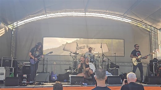 Hoje o Decibel Live Music Bar está de folga e veio visitar a Setúbal Custom Weekend 2025 - 10ª Edição by Harley Riders Setúbal/Assoc. Save the Custom Culture . The Acid Queen Banda PT Para o próximo mês vão-nos visitar ❤️ | Decibel Live Music Bar