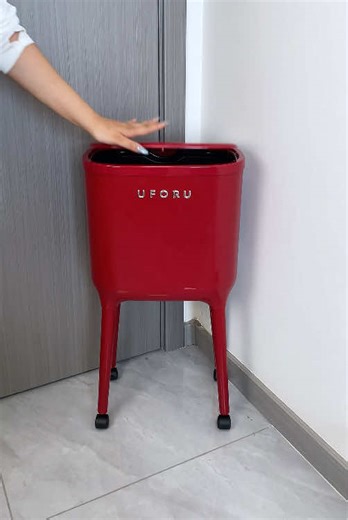 Este bote de basura con ruedas es práctico y bonito; realmente son las pequeñas cosas las que mejoran tu calidad de vida. #trashcan #tall #kitchen #tiktokshopstockup #summervibes