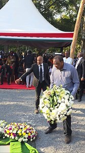 2.6M views · 37K reactions | Why Uhuru Kenyatta Refuse to place his flower to Ruto flower on Raila Grave  #RailaOdinga #Winnieodinga #Ruto #kenya #reel #kenyantrends #UhuruKenyatta | Nilewood Boy | Facebook