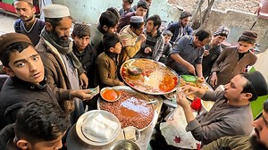 Lobia Chana The Most Popular Street Food in Peshawar | Famous Masala Kidney Beans and Chana Chaat of Qissa Khwani Bazaar Peshawar | Must Taste