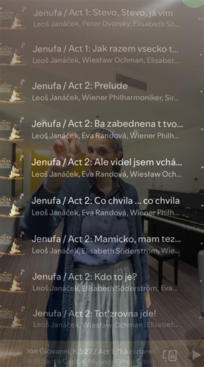 Ce week-end a eu lieu la grande première de Jenůfa ! 🎶 Pour emporter les airs tchèques et folkloriques partout avec vous, nous avons préparé une sélection spéciale dans notre playlist Spotify. Pour la nostalgie, ou pour vous plonger dans l’œuvre avant les représentations de jeudi 27 ou dimanche 30 novembre, laissez-vous emporter par la musique de Janáček. 🔗 Le lien direct de la playlist est en bio ! #Jenufa #OperaMontreal #Opera #Spotify #Janacek | Opéra de Montréal