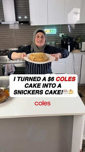 I turned a Coles mud cake into a homemade snickers cake 🍰 This is the hack on how I made this 💻Don’t mind the look because it taste amazing 🤩 | Frida Deguise