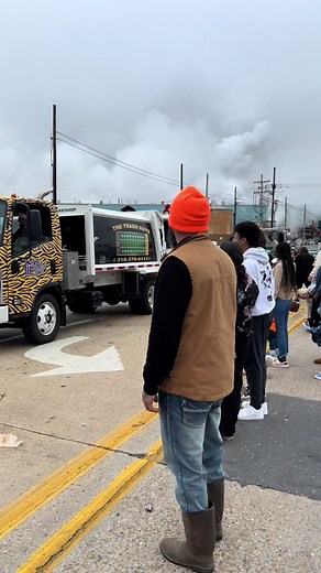 Chugging beers at a Redneck Christmas Parade!! #bigpo #bayoubaby #christmasparade #redneckchristmas #louisiana