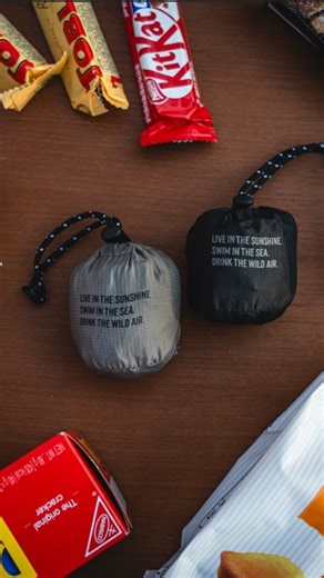 CARGO CONTAINER 카고 컨테이너 on Instagram: "캡슐처럼 작게 담아두고, 꺼내는 순간 실용적인 가방으로 완성되는 CAPSULE BAG을 소개합니다. 카고 컨테이너의 실용적 사고를 바탕으로 설계된 캡슐백은 초소형 사이즈(65 × 45mm)와 초경량 무게(25g)를 구현해 평소에는 간결하게 수납되고, 필요한 순간에는 가방의 역할을 즉시 수행합니다. 펼치면 약 15L 수납이 가능한 구조로 여행·캠핑·일상 어디서나 부담 없이 사용하고, 사용 후엔 뒤집어 자체 포켓에 넣는 셀프 스토리지 구조로 깔끔하게 패킹됩니다. 초경량 10D 나일론 립스탑 원단을 사용해 가볍지만 안정적인 내구성을 갖췄으며, 시그니처 컬러와 디자인을 적용해 브랜드 아이덴티티를 자연스럽게 담아냈습니다. [CAPSULE BAG] - 65 × 45mm 초소형 사이즈 (패킹 시) - 약 25g 초경량 설계 - 펼치면 635 x 425mm 사이즈로 약 15L 넉넉한 수납공간 - 나일론 10D 립스탑 원단, 가벼