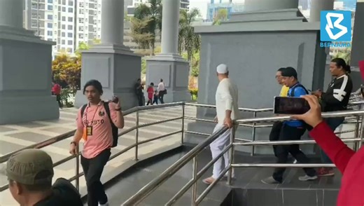 Bekas penyampai radio Ismahalil Hamzah hari ini dilepas dan dibebaskan oleh Mahkamah Tinggi KL daripada pertuduhan mengedar dadah jenis kanabis, dua tahun lepas. 🎥Nur Aimidiyana Zuher| BERNAMA | Bernama TV