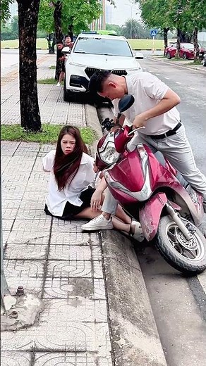 He Stopped To Help Her… Then He Saw Who She Was Signaling #KindManGlobal #PublicSafety