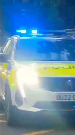 "🚨Marked Police Cars Convoy Responding To Emergency sirens&lights #London #UK🚓"#24