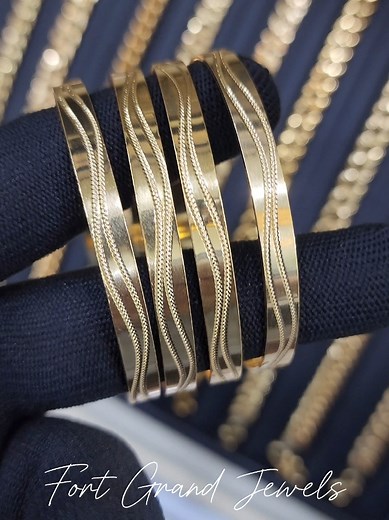 GOLD PLATED BANGLES COLLECTION Per Pair Price – Rs. 2,299/- (2 Bangles) Size - 2.4 | 2.6 | 2.8 | 2.10 * 06 Months Warranty (T&C Apply) * Can Be Recolored Fort Grand Jewels No. 89, Chatham Street, Colombo 01. Call Hotline – 0777 187888