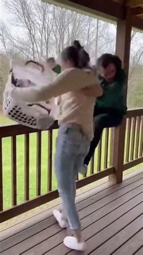 Husband tries surprise hug… Ring catches the disaster 🤗💥