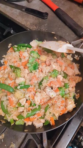 Quick dinner before church tonight 🙌 Cheater chicken stir fry for the win! What’s your go-to “we’re running late” meal? #momlife #quickdinner #easyrecipe #busynight #familymeals