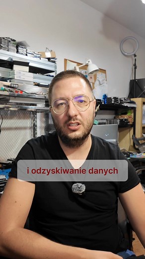 Odzyskiwanie danych z HDD czy SSD — co jest łatwiejsze? Cześć, tu Kamil z RECOVERYPRO Od ponad 10 lat odzyskuję dane z dysków HDD, SSD, RAID-ów, kart pamięci i innych nośników. Czy odzyskiwanie danych z HDD jest faktycznie prostsze niż z SSD? W teorii może się tak wydawać, ale rzeczywistość jest bardziej złożona. W przypadku dysków HDD przez lata istniało wielu producentów. Każdy z nich stosował własne rozwiązania, różne firmware’y i typowe usterki — a to wymaga ogromnej wiedzy diagnostycznej. C