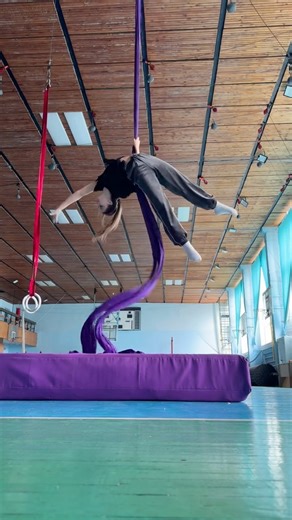 Aerial coach on Instagram: "Three different ways to climb up — for strong aerialists😋 #aerialcombo #aerialsilks #aerialsilkscombo #aerialist #aerialsplits #aerialduo #aerialhoop #aerialgymnastics #aerialhammock #aerialsilkstricks #aerialsport #aerialtwist #aerialsplit #aerialsilksdrop #aerialdrop #aerialinspiration #aerialphotography #aerialphotographers"