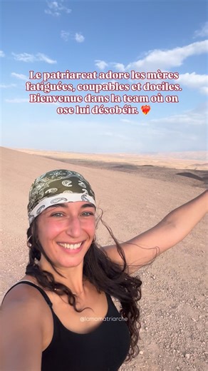 Leïla 🌙 | L’univers des femmes mamans & ambitieuses on Instagram: "Le patriarcat, ce n’est pas “les hommes”. C’est un système. 🪐Un logiciel invisible qui tourne dans ta tête et te fait croire que : tu dois être une mère parfaite, tu dois t’oublier pour être “bonne”, ton corps est là pour servir, pas pour créer, ta fatigue est normale, ta culpabilité est légitime, ton désir passe en dernier. Le patriarcat n’a même plus besoin de te surveiller : tu t’auto-censures. Tu t’éteins toute seule. Tu fe