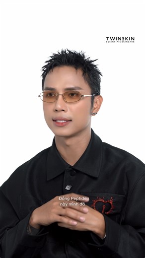 Cảm nghiệm từ đạo diễn Neko Lê sau gần 2 năm sử dụng sản phẩm của Twins, - từ “gần 30 tuổi mới biết skincare” đến thói quen chăm sóc da ngay cả khi bận rộn. Với tính chất công việc thường xuyên phải trang điểm, lịch trình tất bật cùng điều kiện quay hình thay đổi liên tục (khô lạnh, nắng nóng, ánh sáng cường độ cao…) dần âm thầm tàn phá làn da. Nhưng “thân trai chí lớn” chẳng bận tâm chi chuyện “cỏn con”. Phải sau những trải nghiệm cá nhân, khi làn da đã tích lũy tổn thương theo thời gian, bắt đ