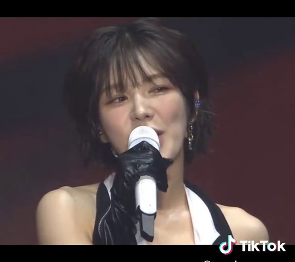 Melting Profusely at Wendy Red Velvet Concert in London