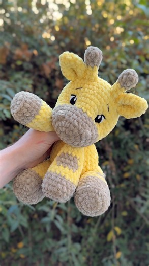 Callie • Knots & Snuggles on Instagram: "I just love this one so much! Giraffe pattern by me 🤍 Embroidered eye guide by @endeemade #crochet #amigurumi #giraffe #plushie #crochetersofinstagram"