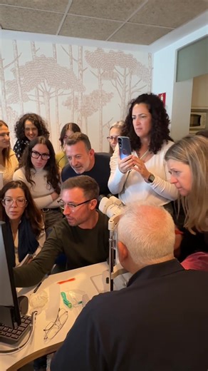 ‼️ NUEVO CURSO ‼️ No es por presumir (¡un poquito sí! 😝), pero este año nuestro optometrista Sergio vuelve a repetir como Coordinador y Profesor 👨‍🏫 del prestigioso Curso de Especialización en Lentes de Contacto de @optoacademy 📚. ¿Qué significa eso? Tenemos al gurú de las lentillas a tu disposición 😍. Si tienes ojos delicados, una córnea