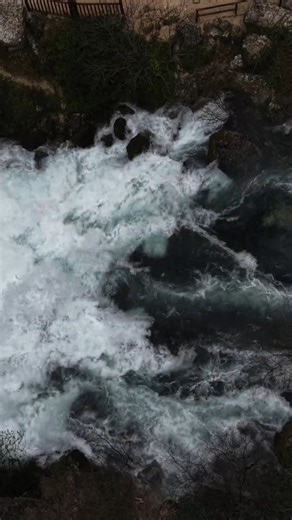 🇫🇷 En ce moment, la source de Fontaine-de-Vaucluse est en tumultueuse ! 😮 Un grand merci à Sky Provence pour ces magnifiques images qui vous feront découvrir la source comme on la voit rarement 🙏😊 🇬🇧 Right now, the Fontaine-de-Vaucluse spring is in full tumult! 😮 Huge thanks to Sky Provence for these stunning shots that let you see the source as it’s rarely seen 🙏😊 🎥 skyprovence_ on Instagram | Vaucluse ProvenceGuide