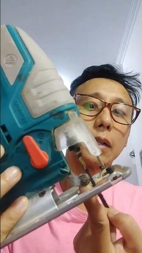 This is how the pendulum mechanism on the Total Tools cordless jigsaw works when cutting wood.