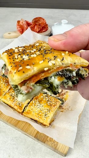 Isabel De Simone on Instagram: "Questa ricetta si prepara in un attimo e non ne resterà nemmeno una briciola 🤪😂 E vedi che ti mangi ‼️ Ingredienti 150 g spinaci 120 g stracchino 30 g parmigiano grattugiato 60 g salame piccante q.b. sale 1 rotolo pasta sfoglia (rettangolare) 1 uovo 1 cucchiaio latte q.b. semi di sesamo q.b. semi di papavero #sogood #evedichetimangi #piovonoricette #ricettaveloce"