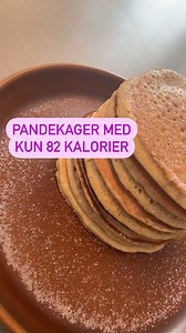 DEN PERFEKTE MORGEN MAD😍 Nyder du også de ekstra fridage? Så skal du da forkæle dig selv og familien med de lækreste og mest fluffy amerikanske pandekager🥞 Vi har derfor lavet denne video, så du kan se hvor nemt og hurtigt, du kan lave verdens bedste pandekager😋 ✅ Højt proteinindhold ✅ Uden tilsat sukker ✅ Kun 82 kalorier pr. pandekage (ved 10 stk.) ✅ Mættende ✅ Nemme at lave ✅ Smager som klassiske amerikanske pandekager ✅ Perfekt konsistens Husk, at du får en helt gratis e-kogebog gratis med