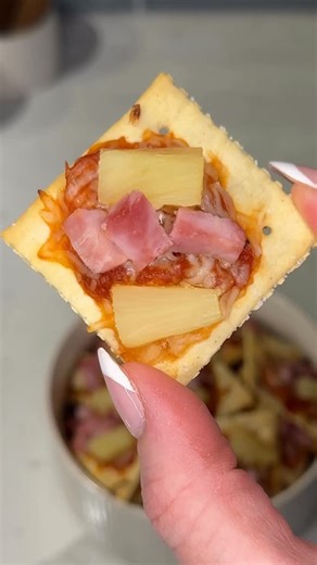 Ashley Markle on Instagram: "these hawaiian pizza crackers are the most addicting little snackie 🍍🍕 Ingredients: saltine crackers pizza sauce shredded mozzarella cheese @dolesunshine pineapple tidbits diced ham Instructions: On a parchment-lined baking sheet, place crackers evenly apart and top with a thin layer of pizza sauce, a sprinkle of cheese, 2 pineapple tibits, and a sprinkle of diced ham. Bake at 350° for 5-7 minutes and enjoy! 😋"