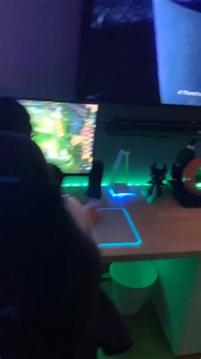 🎃✨ Halloween a GamerGeeks-ben! Igen, mi sem hagytuk ki a spooky szezont 👻 Ha nálunk játszol, készülj extra hangulatra, jelmezekre, és különleges Halloween napokra tele meglepetésekkel és kedvezményekkel! Szóval kapd fel a jelmezed, hozd a gamer energiát, és csatlakozz a mókához — boszik, zombik, kis szellemek mind welcome 👾💫 A pálya sötétebb, a fények villognak, az élmény még epikusabb. Tapadj rá a játékra! 🦎🔥 | Gamer Geeks sro