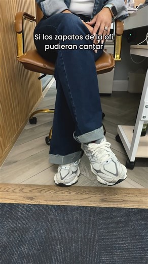 👟 Este zapato… escuchando su canción favorita: 🤨 “Sí, soy yo… y qué.” 🎶 Si sabes cuál es, ya entendiste su actitud😏🔥 #ZapatoConActitud #GuessTheSong #PersonalidadEnLosPies #MainCharacterEnergy #EstiloConFlow #MoodActivado #CuandoSuena | Villacis Business Solutions Inc