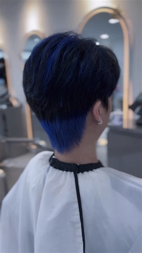 INFINITY PROFESSIONAL HAIR STUDIO on Instagram: "狼尾剪裁 × 深蓝渐层 黑蓝交叠的狼尾染 正面沉稳 背影炸场 每个角度都在释放叛逆气场 酷帅高级感直接拉满✔️ INFINITY一站式变美服务 美发｜美甲｜化妆｜嫁接睫毛｜纹绣眉/美瞳线 Open Online booking 📲Whatsapp number✨ 0197283128 📲 https://wa.me/60197283128 营业时间：10am-8pm Location📍 20 A , Jln Baldu 5, Tmn Sentosa, 80150 jb ✨提前预约减少等待时间 ✔️Free Customise ✔️Free Consultation ✔️Korean Dowm Perm ｜ Korean Oppa Perm ｜Fireworks perm | Fringe lift perm | Iron Perm | Korean perm | Digital perm | Anti-Frizz Treatment | Smoothing | Nail Care |