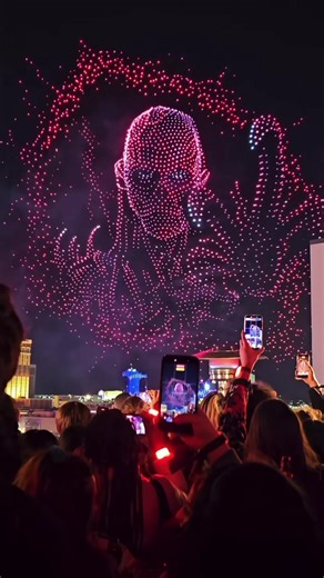 This is the wildest and the coolest thing ive seen! I am in goosebumps the whole time! Strangerthibgs drone show! #strangerthings5 #strangerthings