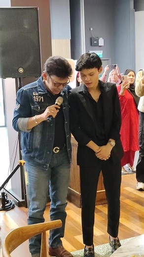 Epik moment semasa birthday @zakyie bersama Baba tersayang #jamalabdillah . . #Sweet17ZakiYamani #zakiyamani #zakiyamanilovers #jamalabdillahlegends #fyp #malaysiatiktok #artislegend #jamalabdillah #kenangantakbisadilenyapkan