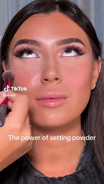 Huda Beauty Loose Powder: Cherry Blossom Effect