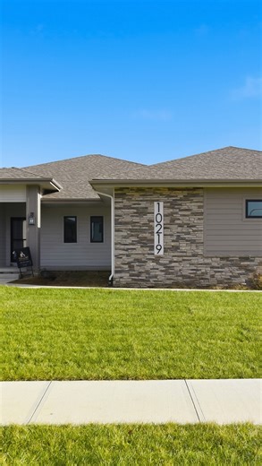 🏡 AVAILABLE NOW ✨ 10219 S 191st St, Omaha, NE 68135 ✨ 💲 $632,350 Stunning Pierre ranch by Nelson Builders — 4 beds • 3 baths • 3,399 sq ft of beautifully designed space. From a bright, open concept main floor to a luxurious primary suite and a spacious rec room with wet bar below, this home blends style with functionality. ✔️ New construction built in 2025 ✔️ 3-car garage covered deck ✔️ Perfect for entertaining & everyday living ✔️ Aspen Creek North living at its finest 🏡 📲 Click the link i