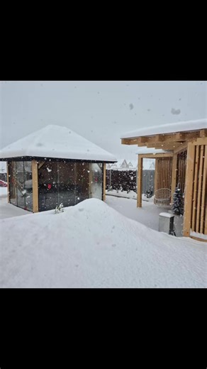 Zima w pełni zapraszamy na wypoczynek Nowe domki - 3 sypialnie -2 łazienki -Salon z kuchnią -łącznie do 8 osób -jacuzzi -altana -miejsce do przechowywania sprzętu narciarskiego -Blisko stoku Zainteresowany zadzwoń lub napisz 662-007-677