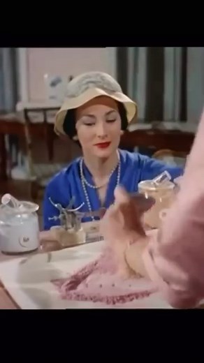 How makeup was made in the 1950s! 😲 | Jasmine Chiswell