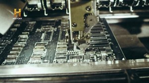 1.7M views · 48K reactions | Tener un teléfono en el siglo 80 era sinónimo de status. Las empresas vieron el negocio y todos querían entrar en el juego, sabían que era el futuro y eso desató una competencia feroz.  Todo esto y más en tu pantalla de History #GigantesDeLaIndustria #MegaMarcas | HISTORY | Facebook