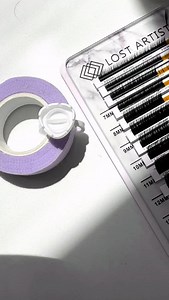 𝗙𝗶𝗻𝗱 𝗳𝗮𝗻𝗻𝗶𝗻𝗴 𝘀𝗵𝗼𝗿𝘁 𝗹𝗮𝘀𝗵 𝗹𝗲𝗻𝗴𝘁𝗵𝘀 𝗜𝗠𝗣𝗢𝗦𝗦𝗜𝗕𝗟𝗘? Or losing the shape of your fan the second you dip? This mini tutorial has a hack that will actually help 👇 But we’ve also added a few extra game-changing tips: ✨ 𝗜𝗳 𝗳𝗶𝗹𝗹𝗶𝗻𝗴 𝘁𝗵𝗲 𝗴𝗹𝘂𝗲 𝗿𝗶𝗻𝗴 𝗹𝗲𝘀𝘀 𝗶𝘀 𝗶𝗺𝗽𝗼𝗿𝘁𝗮𝗻𝘁 𝘁𝗼 𝘆𝗼𝘂- 𝗧𝗜𝗟𝗧 𝗜𝗧! Angle your hand and ring sideways so the glue pools to the side you want to dip on. This helps avoid bumping the rim with your tweezer, awkward hand 