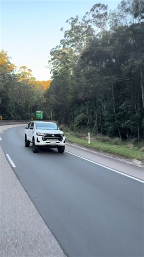 her legs don’t fit her shoes 😲 #n80hilux #4x4 #fyp #flithyhabits4x4