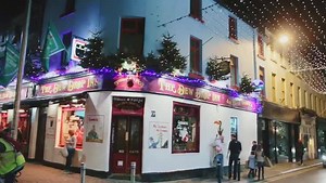 9K views · 113 reactions | ❤️We had an unexpected but very welcome visitor to the Dew Drop Inn.He proved very popular with the ladies ❤️ and was well able to pull a pint!The two lads at the end of the vid had a right laugh!⛄❤️✅ | The Dew Drop Inn | Facebook