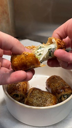 The Best Spinach and Ricotta Rolls https://sofiaafoodie.com/recipe.php?id=20 #sofiaafoodie #recipe #food | Sofiaa Foodie