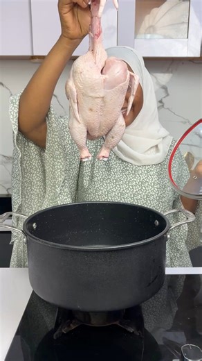 70K views · 2K reactions | IF you boil your chicken before grilling you might not go back to the old wayWhy ? Your chicken will be so tender and juicy Boiling eliminates that smell and all. I usedChickenLemon grassOnionsGarlicBayleatCinnamonRosemaryCurrySaltWater to cookOnce it's well cooked you have to be very careful about itGlazing;OilBarbecue SauceMayonnaiseGinger garlic pasteChill oilPaprikaRed ongaCurrySeasoningGo ahead to grill for few minutes you're good to go | Chef Nisah | Facebook