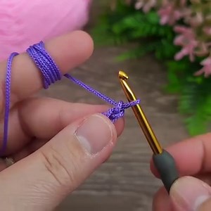 A great technique. The easiest way to make a crocheted bag handle #crochet #knitting | Fashion World