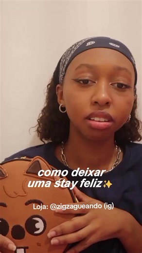 Hoje tive o prazer de receber essas 2 bolsas magníficaa da loja Ziguezagueando e sério, que perfeição! Você pode conferir essas e mais uma infinidade de bolsas no site da loja e no IG @zigzagueando #iamnotbecca #straykids #unboxingvideo #tiktokviral #bolsas #skzoo #fanmade