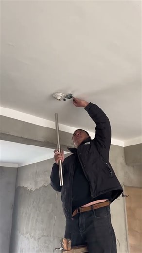 A spirit level bracket that can be installed on the top; the spirit level will not wobble