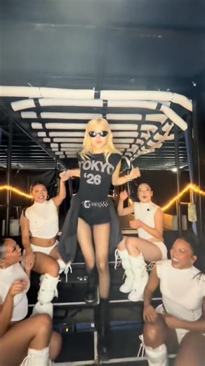 Rosé and her dancers playing the APT game in Tokyo day 1 | BLACKPINK › DEADLINE ‹